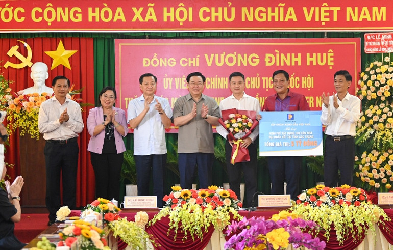 Chủ tịch Quốc hội Vương Đình Huệ, Phó Thủ tướng Chính phủ Lê Minh Khái chứng kiến lãnh đạo Tập đoàn Xăng dầu Việt Nam trao kinh phí xây dựng 100 căn nhà Đại đoàn kết cho tỉnh Sóc Trăng. (Ảnh Duy Linh)