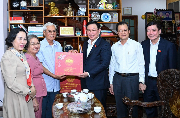 Chủ tịch Quốc hội Vương Đình Huệ tặng quà Tết cho lão thành cách mạng Nguyễn Hữu Khánh. (Ảnh: Duy Linh)