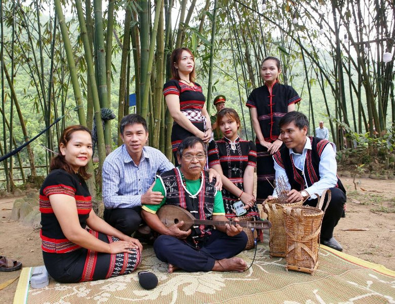 Du khách trải nghiệm âm nhạc truyền thống của người Cơ Tu.