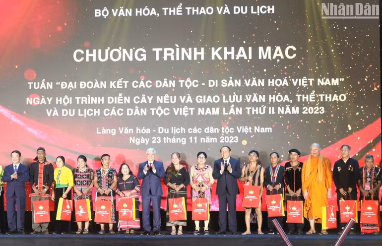 Đồng chí Đỗ Văn Chiến trao quà tặng nghệ nhân, đồng bào các dân tộc. (Ảnh: KHIẾU MINH)