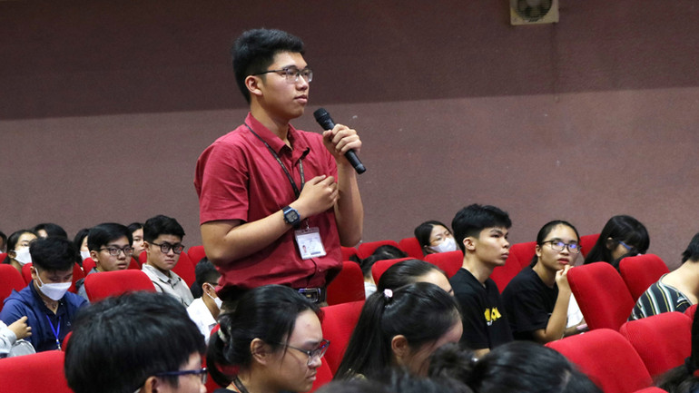 Sinh viên khoa Y trao đổi với các diễn giả về nghiên cứu trong lĩnh vực khoa học sức khỏe. Sinh viên khoa Y trao đổi với các diễn giả về nghiên cứu trong lĩnh vực khoa học sức khỏe.