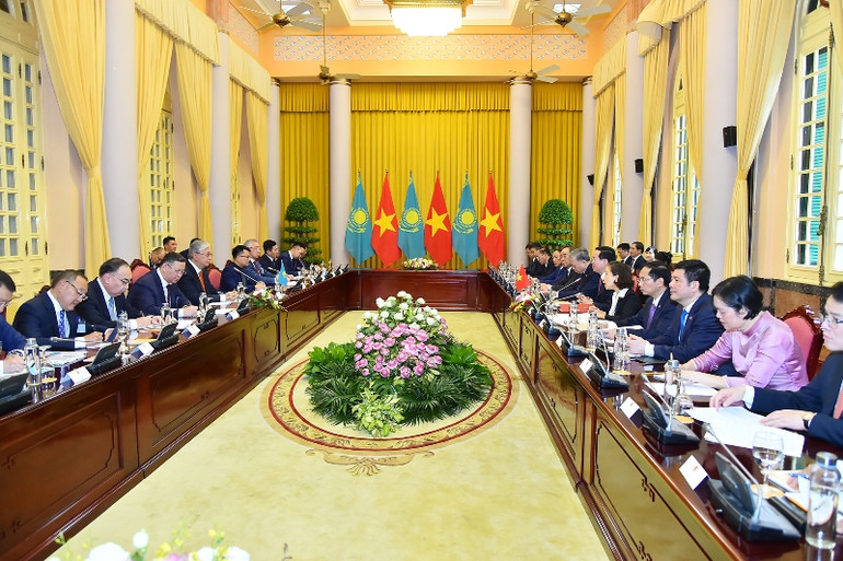 Quang cảnh buổi hội đàm giữa Chủ tịch nước Võ Văn Thưởng và Tổng thống Cộng hòa Kazakhstan Kassym-Jomart Tokayev.