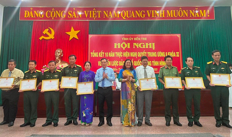 Lãnh đạo tỉnh Bến Tre trao tặng Bằng khen cho các cá nhân đạt thành tích xuất sắc trong 10 năm thực hiện Nghị quyết Trung ương 8 khóa XI.