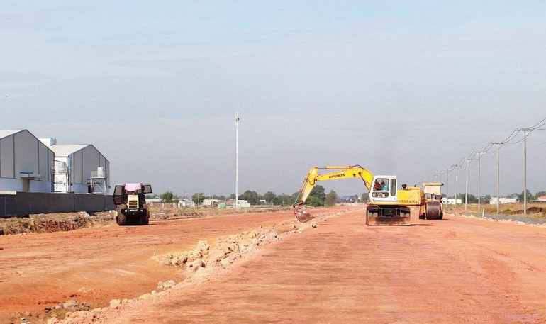 Dự án đường tỉnh 823D, trục giao thông kết nối Long An và Thành phố Hồ Chí Minh đang được các nhà thầu đang tập trung vật tư, thiết bị, xe máy triển khai thi công.