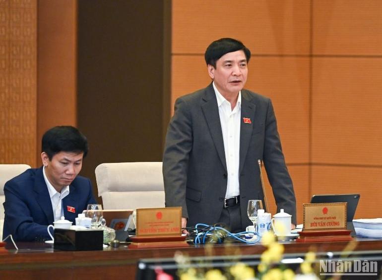 Tổng Thư ký, Chủ nhiệm Văn phòng Quốc hội Bùi Văn Cường phát biểu ý kiến tại phiên họp. (Ảnh: Duy Linh)