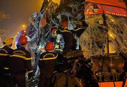 Vụ tai nạn giao thông giữa xe khách lưu thông theo hướng nam-bắc tông vào đuôi xe tải đỗ bên đường trên Quốc lộ 1 làm 3 người tử vong.