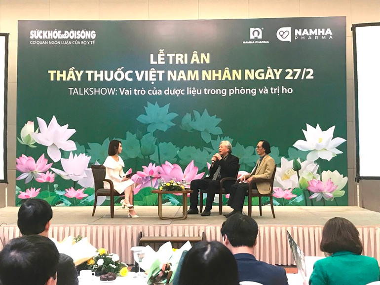 Các chuyên gia lĩnh vực Y học cổ truyền trao đổi tại talkshow có chủ đề "Vai trò của dược liệu trong phòng và điều trị ho".