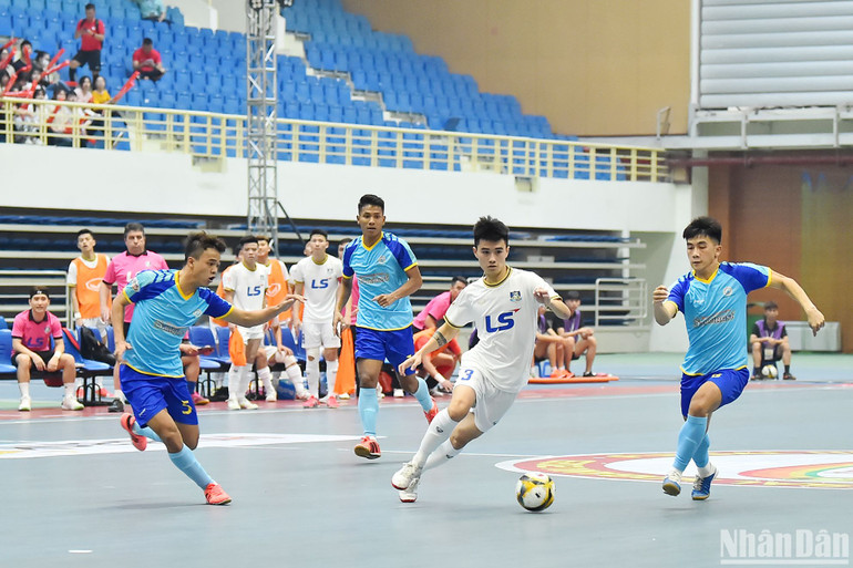 Trận cầu tâm điểm của lượt trận thứ hai của Giải Futsal HDBank vô địch quốc gia 2023 giữa đội chủ nhà Thái Sơn Bắc (áo trắng) và Sanvinet Khánh Hoà (áo xanh) diễn ra với chất lượng chuyên môn cao đúng như kỳ vọng của giới chuyên môn.