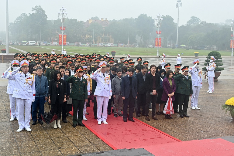 [Ảnh] Lãnh đạo Đảng, Nhà nước vào Lăng viếng Chủ tịch Hồ Chí Minh ảnh 11