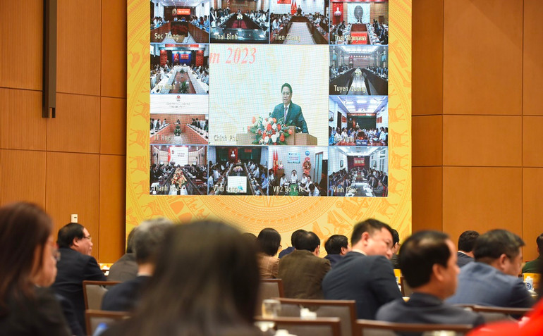 Hội nghị được tổ chức trực tuyến từ điểm cầu Trụ sở Chính phủ (Hà Nội) tới điểm cầu tại 63 tỉnh, thành phố trong cả nước.