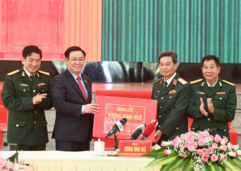 [Ảnh] Chủ tịch Quốc hội Vương Đình Huệ thăm, chúc Tết Bộ Chỉ huy quân sự tỉnh An Giang ảnh 8