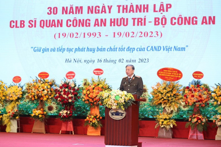Bộ trưởng Công an Tô Lâm phát biểu chúc mừng Câu lạc bộ sĩ quan Công an hưu trí tại lễ kỷ niệm.