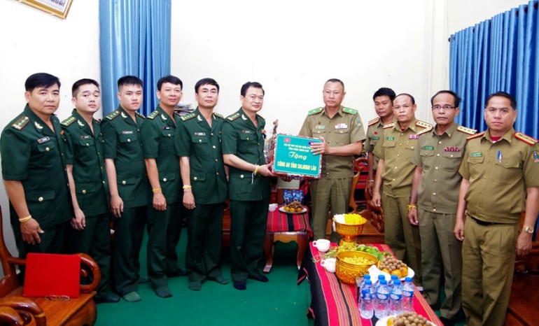 Tặng quà chúc mừng Tết Bunpimay Công an tỉnh Sa-la-van (Lào). (ảnh: Ngọc Bình)