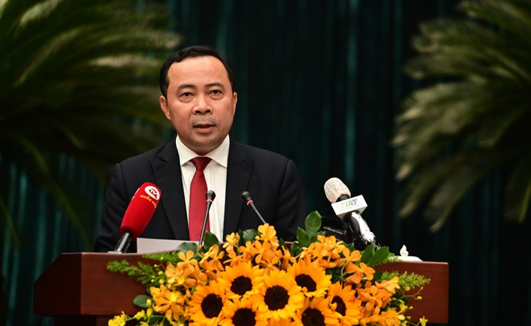 Phó Giáo sư, Tiến sĩ Vũ Hải Quân, Giám đốc Đại học Quốc gia Thành phố Hồ Chí Minh phát biểu tại hội thảo. Phó Giáo sư, Tiến sĩ Vũ Hải Quân, Giám đốc Đại học Quốc gia Thành phố Hồ Chí Minh phát biểu tại hội thảo.