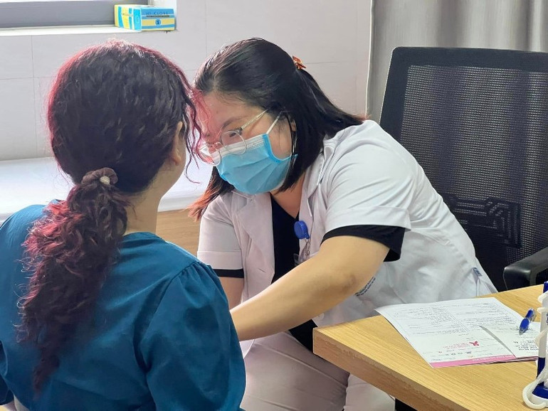 Khám sàng lọc ung thư vú cho người bệnh tại Bệnh viện Ung bướu Hà Nội.