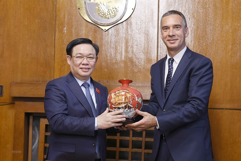 Chủ tịch Quốc hội Vương Đình Huệ tặng quà lưu niệm ông Dimitar Nikolov, Thị trưởng thành phố Burgas. (Ảnh: Doãn Tấn/TTXVN)