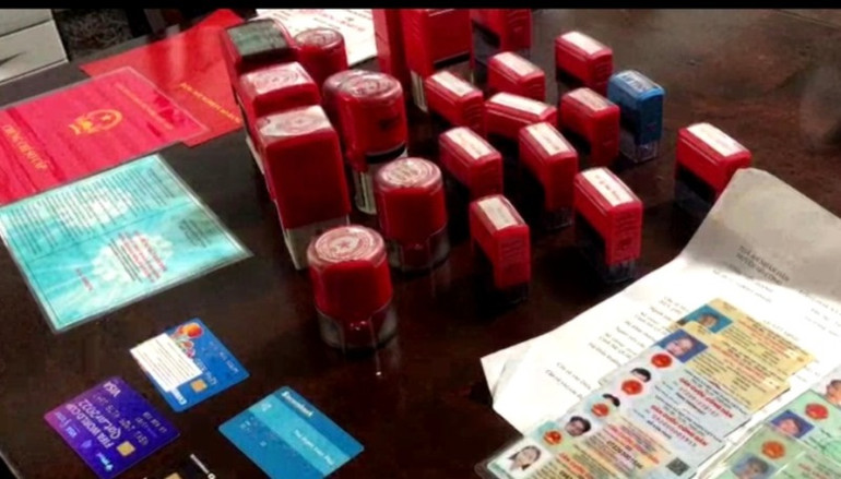 Tang vật là con dấu, giấy tờ giả thu giữ tại nơi ở của các đối tượng.