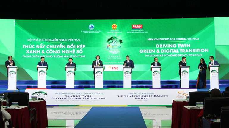 Đại biểu thảo luận tại diễn đàn.