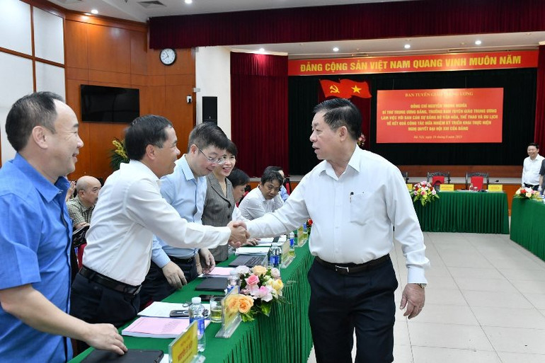 Đồng chí Nguyễn Trọng Nghĩa với các đại biểu.