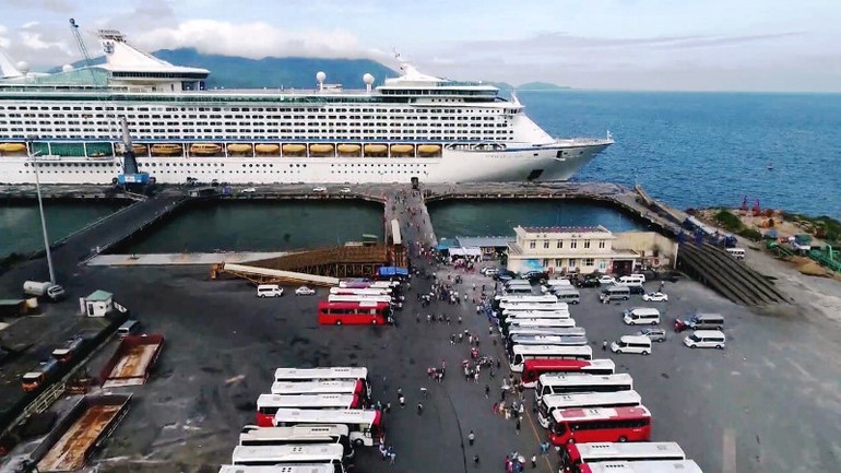 Khách du lịch đến Thừa Thiên Huế qua cảng Chân Mây. Khách du lịch đến Thừa Thiên Huế qua cảng Chân Mây.