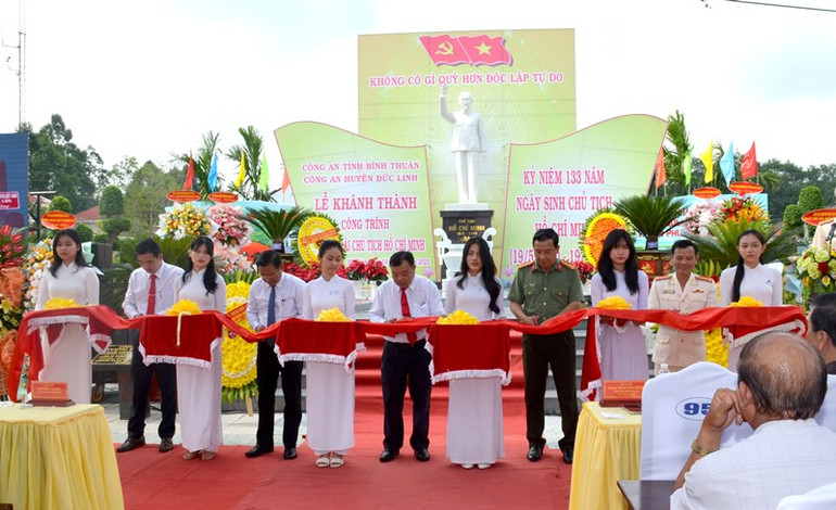 Đại diện lãnh đạo huyện Đức Linh cùng Công an tỉnh Bình Thuận và huyện cắt băng khánh thành Tượng Đài Chủ tịch Hồ Chí Minh. Đại diện lãnh đạo huyện Đức Linh cùng Công an tỉnh Bình Thuận và huyện cắt băng khánh thành Tượng Đài Chủ tịch Hồ Chí Minh.