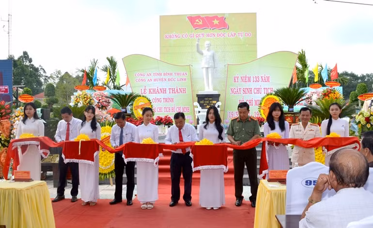 Đại diện lãnh đạo huyện Đức Linh cùng Công an tỉnh Bình Thuận và huyện cắt băng khánh thành Tượng Đài Chủ tịch Hồ Chí Minh.