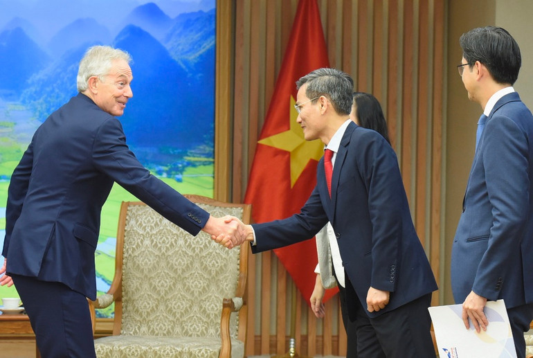 Ông Tony Blair với đại diện lãnh đạo các bộ, ban, ngành của Chính phủ Việt Nam.
