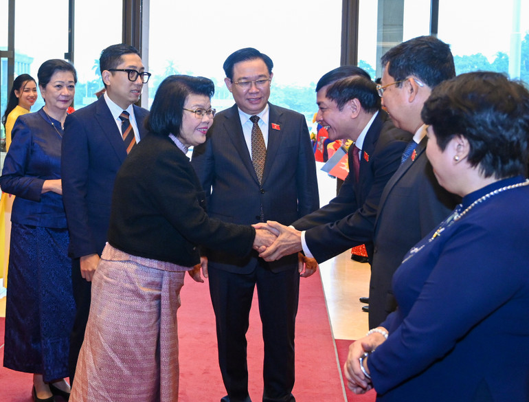 Chủ tịch Quốc hội Vương Đình Huệ giới thiệu với Chủ tịch Quốc hội Campuchia Samdech Khuon Sudary các đại biểu cấp cao Quốc hội Việt Nam tại lễ đón.