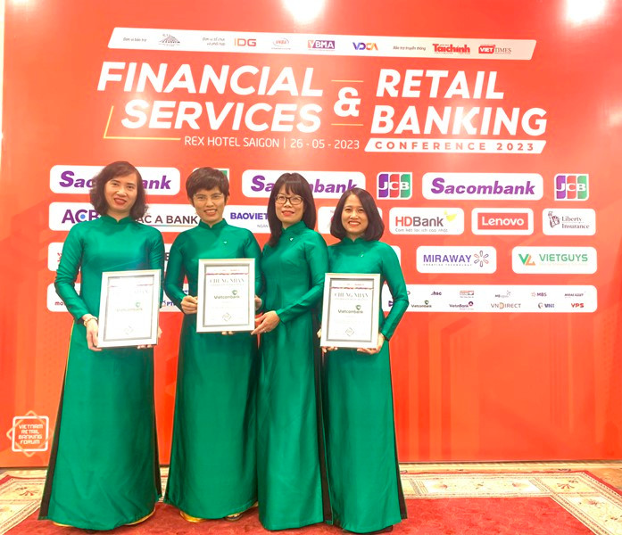 (2) Bà Đoàn Hồng Nhung - Phó Giám đốc Khối Bán lẻ (thứ 3 từ trái sang) cùng các đại diện đơn vị Khối Bán lẻ Vietcombank đón nhận các giải thưởng của Diễn đàn Ngân hàng bán lẻ 2023.