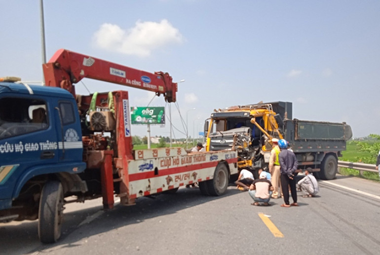 Lực lượng chức năng điều tiết giao thông, giải phóng hiện trường.