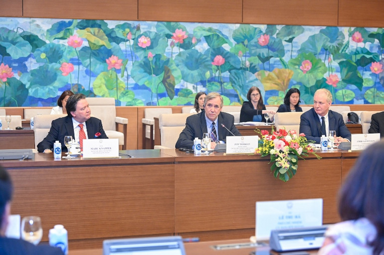 Thượng nghị sĩ bang Oregon Jeff Merkley phát biểu tại cuộc tiếp. (Ảnh: Duy Linh)