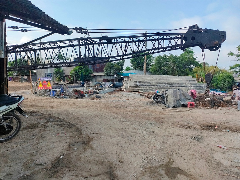 Xe cẩu thi công tuyến tránh Quốc lộ 30 băng ngang lộ nông thôn không có công nhân giám sát báo hiệu người đi đường dẫn đến nguy cơ mất an toàn giao thông. Xe cẩu thi công tuyến tránh Quốc lộ 30 băng ngang lộ nông thôn không có công nhân giám sát báo hiệu người đi đường dẫn đến nguy cơ mất an toàn giao thông.