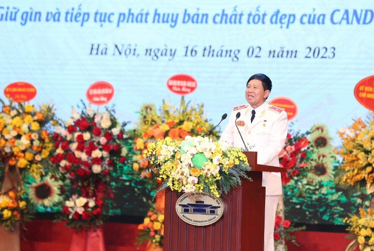 Thiếu tướng Vũ Hùng Vương, Chủ nhiệm Câu lạc bộ trình bày báo cáo tổng kết 30 năm hoạt động.