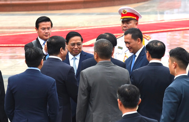 Thủ tướng Phạm Minh Chính giới thiệu các thành viên đoàn Việt Nam với Thủ tướng Vương quốc Campuchia Samdech Moha Bovor Thipadei Hun Manet.