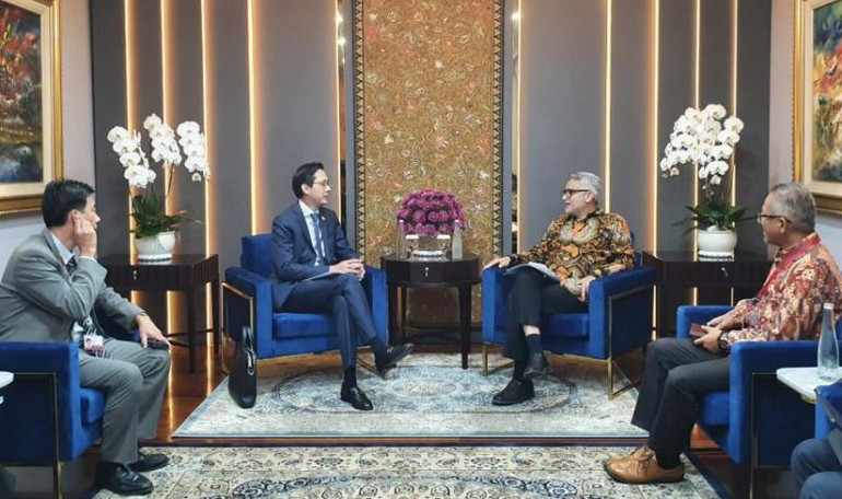 Thứ trưởng Ngoại giao Đỗ Hùng Việt làm việc với Thứ trưởng Ngoại giao Indonesia Abdul Kadir Jailani.