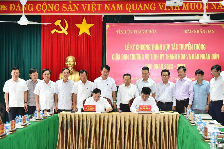 Phó Tổng Biên tập Báo Nhân Dân Quế Đình Nguyên và Phó Bí thư Thường trực Tỉnh ủy Thanh Hóa Lại Thế Nguyên cùng ký chương trình hợp tác truyền thông giữa Báo Nhân Dân và Ban Thường vụ Tỉnh ủy Thanh Hóa giai đoạn 2023-2025. (Ảnh: Thủy Nguyên) Phó Tổng Biên tập Báo Nhân Dân Quế Đình Nguyên và Phó Bí thư Thường trực Tỉnh ủy Thanh Hóa Lại Thế Nguyên cùng ký chương trình hợp tác truyền thông giữa Báo Nhân Dân và Ban Thường vụ Tỉnh ủy Thanh Hóa giai đoạn 2023-2025. (Ảnh: Thủy Nguyên)