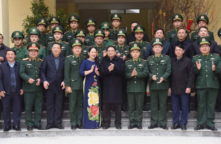 [Ảnh] Thủ tướng Phạm Minh Chính thăm, động viên và chúc Tết cán bộ, chiến sĩ Đồn Biên phòng Tà Lùng ảnh 2