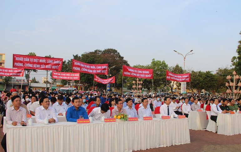 Gần 400 đại biểu, nhân viên y tế, đoàn viên thanh niên, học sinh tham dự Lễ phát động.