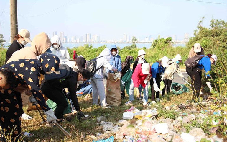 Tham gia dọn bãi rác tự phát.