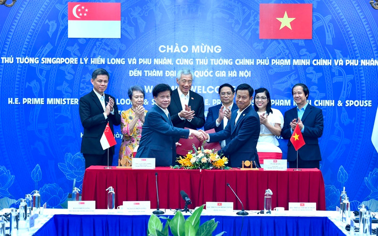 Hai Thủ tướng chứng kiến lễ ký và trao Biên bản thỏa thuận hợp tác giữa Đại học Quốc gia Hà Nội, Đại học Quốc gia Thành phố Hồ Chí Minh với Đại học Công nghệ Nanyang (Singapore).