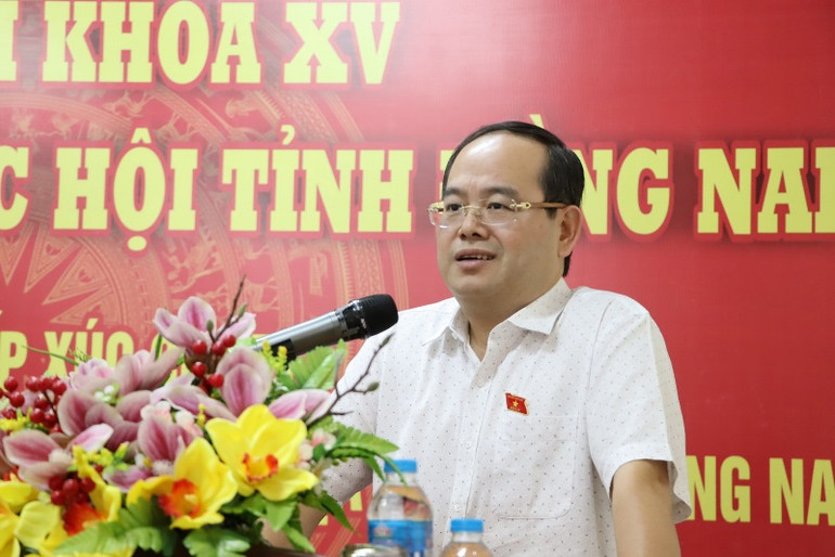 Đồng chí Quản Minh Cường, Phó Bí thư Tỉnh ủy, Trưởng Đoàn đại biểu Quốc hội tỉnh Đồng Nai phát biểu tại buổi tiếp xúc cử tri là công nhân.