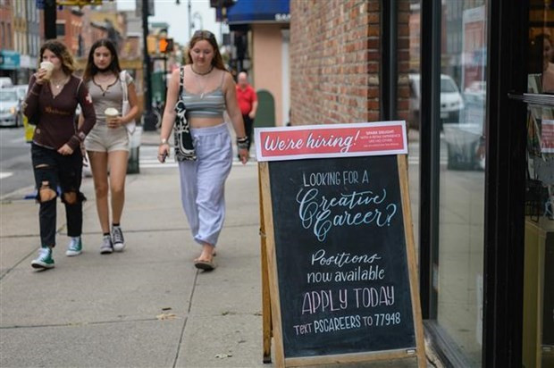 Bảng thông báo thuê nhân viên tại một cửa hàng ở New York (Mỹ). (Ảnh: AFP/TTXVN)