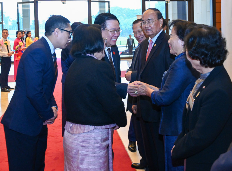 Chủ tịch Quốc hội Campuchia Samdech Khuon Sudary giới thiệu với Chủ tịch Quốc hội Vương Đình Huệ các đại biểu cấp cao Quốc hội Campuchia tại lễ đón.