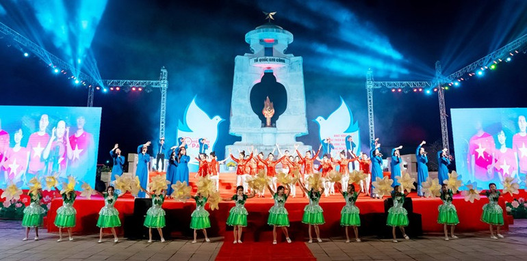 Biểu diễn nghệ thuật tại Lễ kỷ niệm.