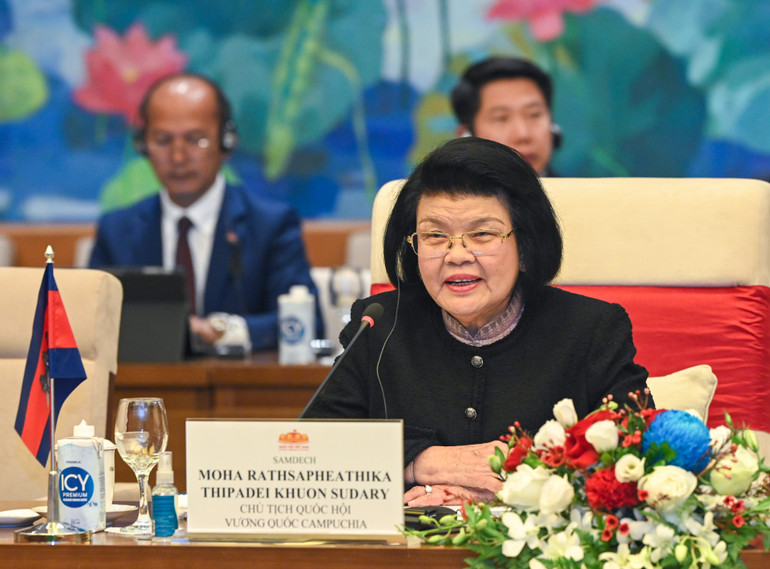 Chủ tịch Quốc hội Campuchia Samdech Khuon Sudary phát biểu tại buổi hội đàm.