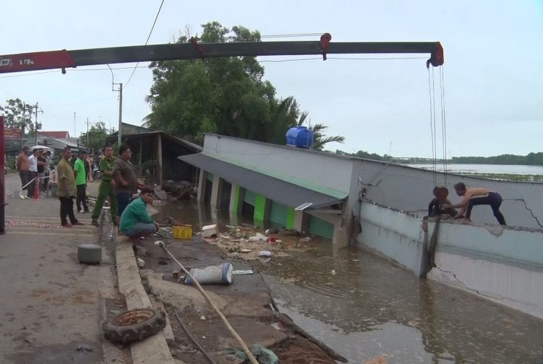 Sạt lở bờ sông Cần Giuộc, đoạn cặp đường tỉnh 826C (từ Km6+600 đến Km6+670), xã Phước Lại, huyện Cần Giuộc, Long An) vào ngày 9/6/2023. Sạt lở bờ sông Cần Giuộc, đoạn cặp đường tỉnh 826C (từ Km6+600 đến Km6+670), xã Phước Lại, huyện Cần Giuộc, Long An) vào ngày 9/6/2023.