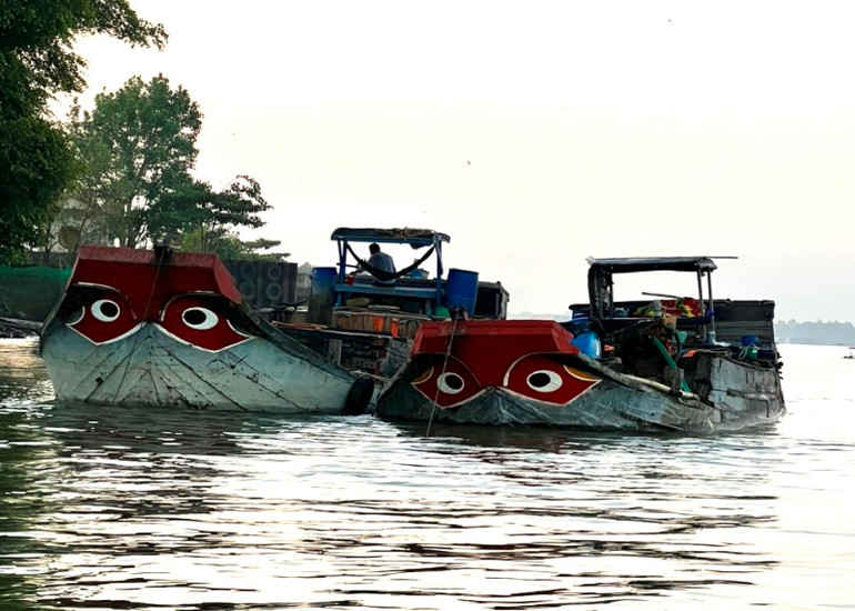 Tạm giữ các thuyền bị bắt giữ.