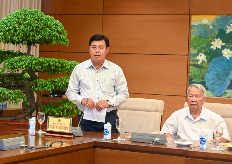 Bí thư Tỉnh ủy Cà Mau Nguyễn Tiến Hải báo cáo tại cuộc gặp mặt.