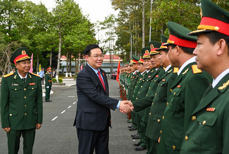 [Ảnh] Chủ tịch Quốc hội Vương Đình Huệ thăm, chúc Tết Bộ Chỉ huy quân sự tỉnh An Giang ảnh 2