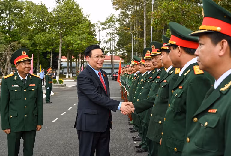 [Ảnh] Chủ tịch Quốc hội Vương Đình Huệ thăm, chúc Tết Bộ Chỉ huy quân sự tỉnh An Giang ảnh 2